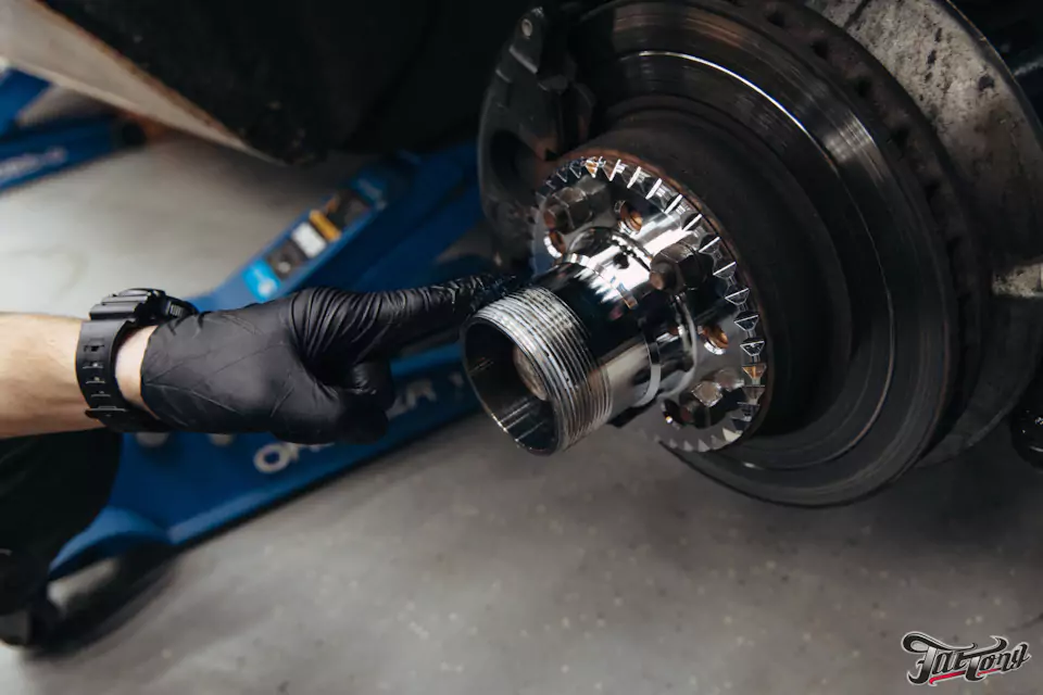 Фирменный шиномонтаж на стендах Hunter для Chevrolet Impala: собрали комплект колес Dayton Wire Wheels с системой knock-off!